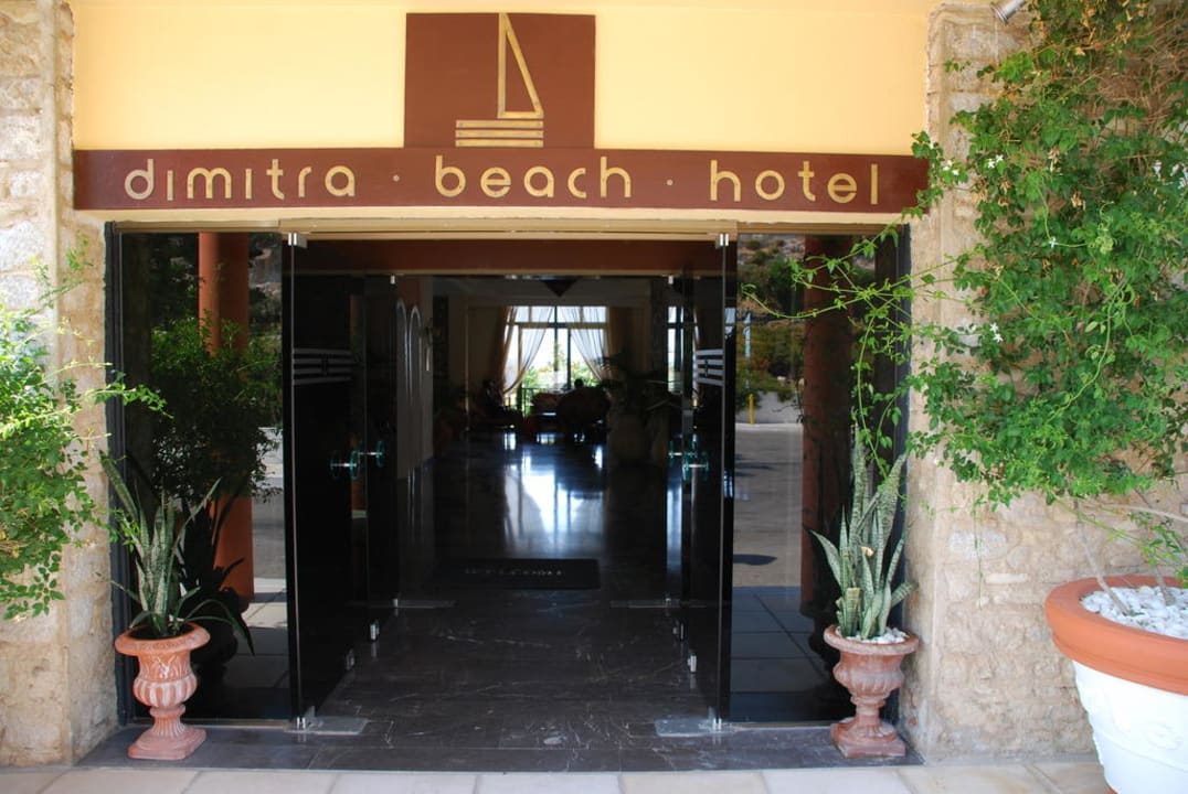 Da geht es hinein Dimitra Beach Hotel & Suites