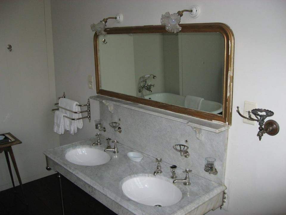 Waschbecken mit einzelnen Kalt-Warm Wasserhähnen Hotel Dusk till dawn - The red spot