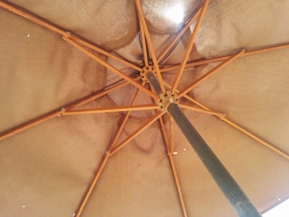 Kaputter Schirm - leider keine Ausnahme... Bandara Spa Resort & Pool Villas, Samui