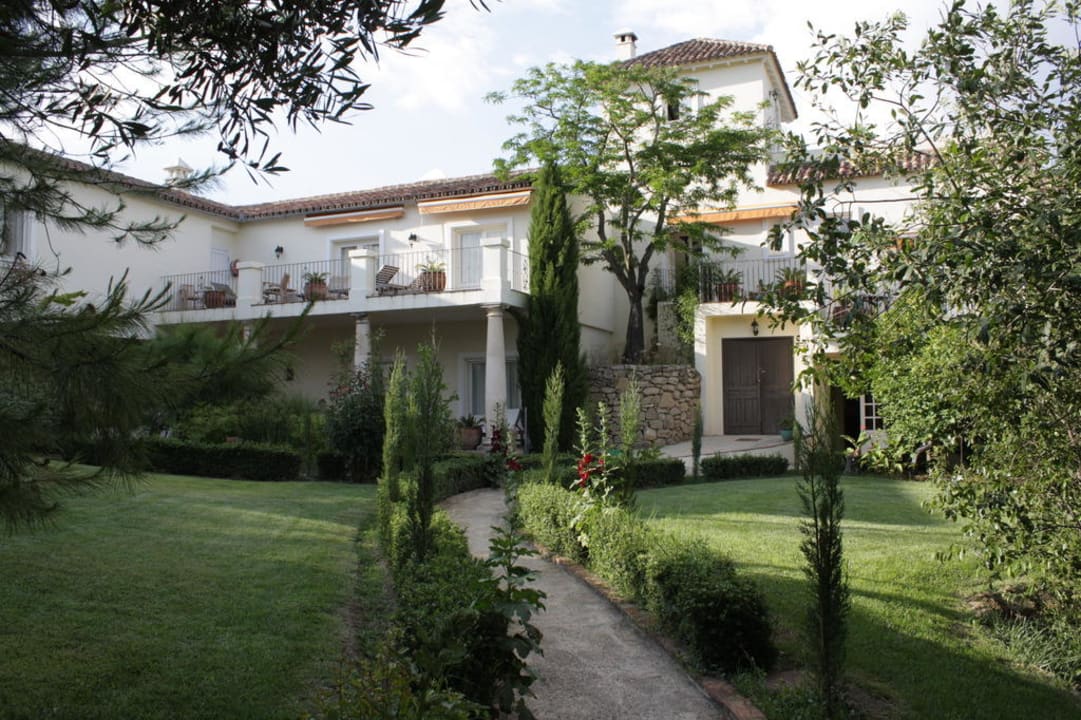 Seitliche Hotelansicht mit Teil des Gartens Hotel La Fuente De La Higuera