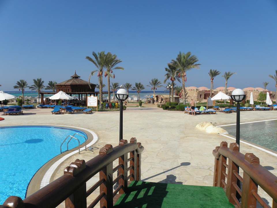 Mostek nad basenem Swisstouch Oriental Resort Marsa Alam