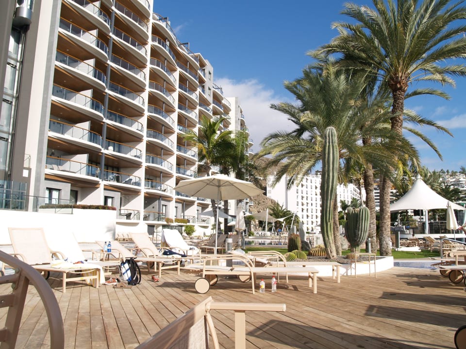 Blick vom Pool auf Hotel Radisson Blu Resort Gran Canaria