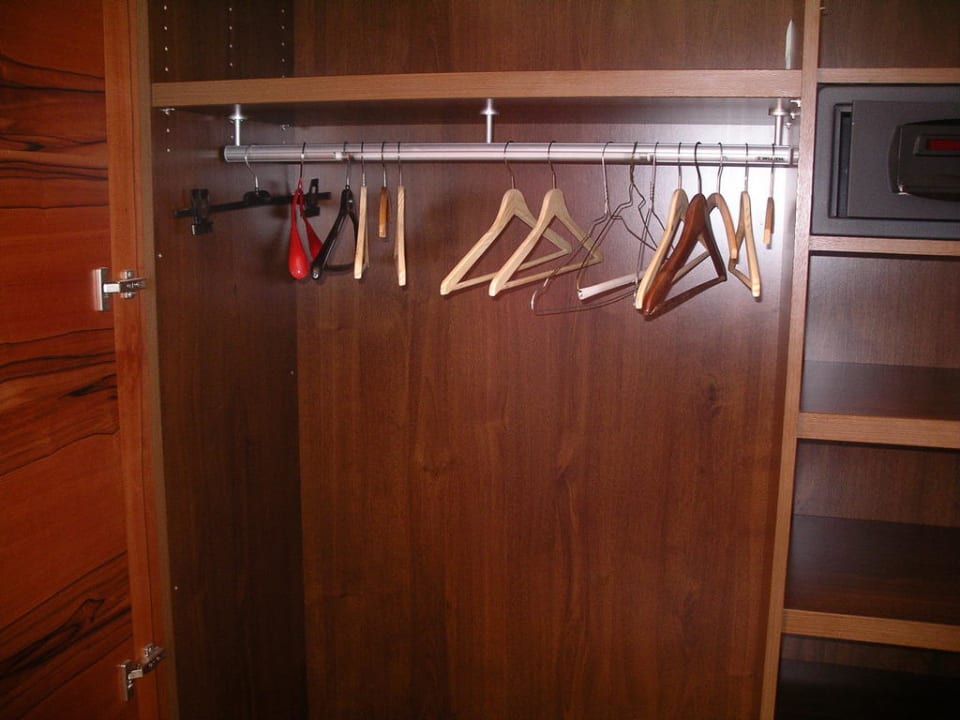 Bügelansammlung im Kleiderschrank Das Mühlwald - Quality Time Family Resort