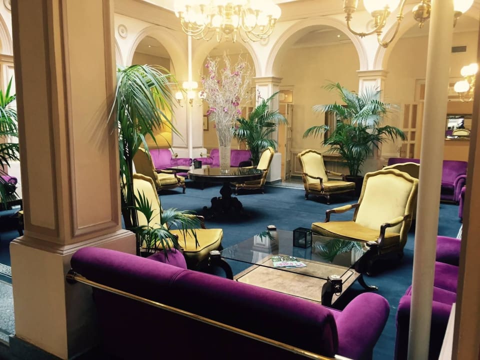 Schöne Sitzgelegenheit zw. Eingang und Frühstück Palacio de los Duques Gran Meliá