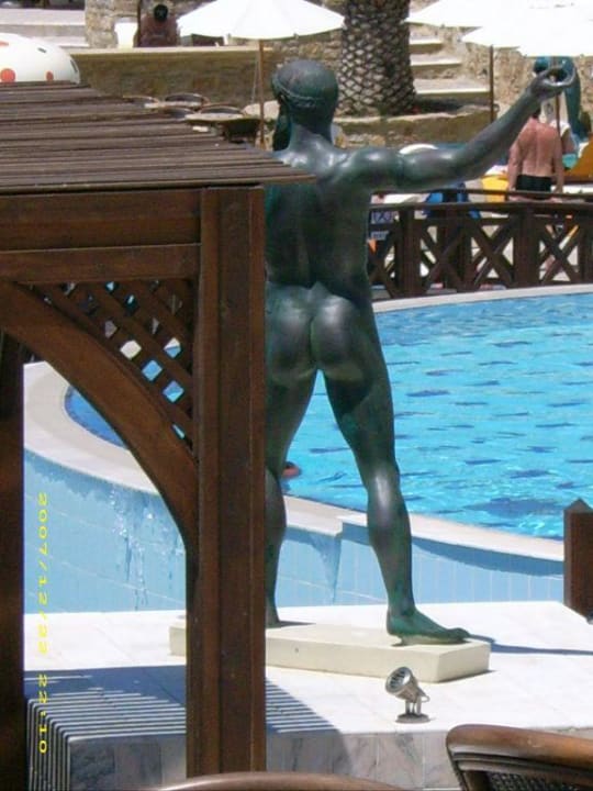 Blick von der Bar auf Hauptpool Hotel Kalithea Horizon Royal