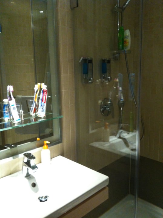 Schönes Badezimmer mit Dusche TITANIC Comfort Berlin Mitte