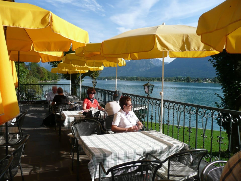 Terrasse der Gaststätte mit Wolfgangsee Gasthof Falkenstein
