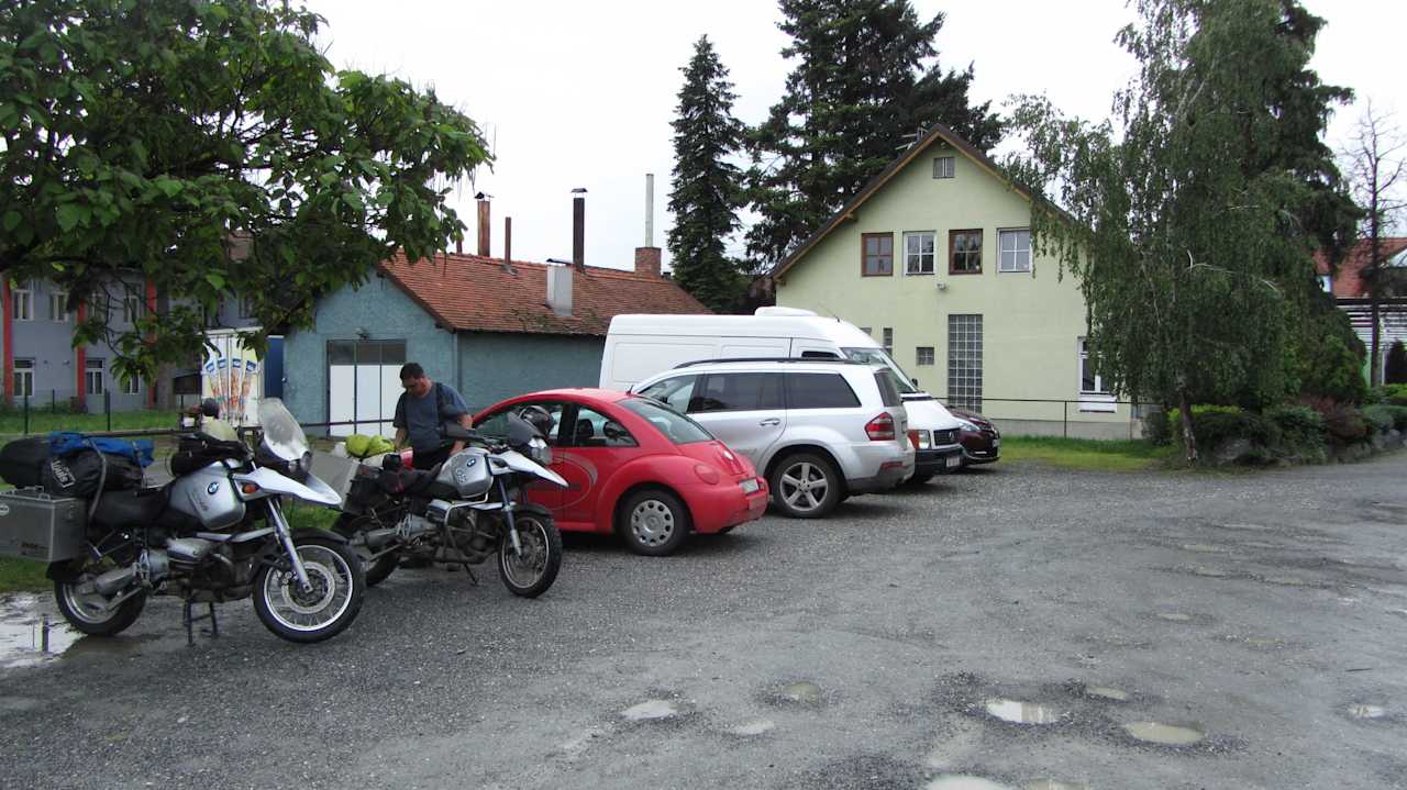 Der Parkplatz, im Hintergrund das Motel Pension Maksimilijan