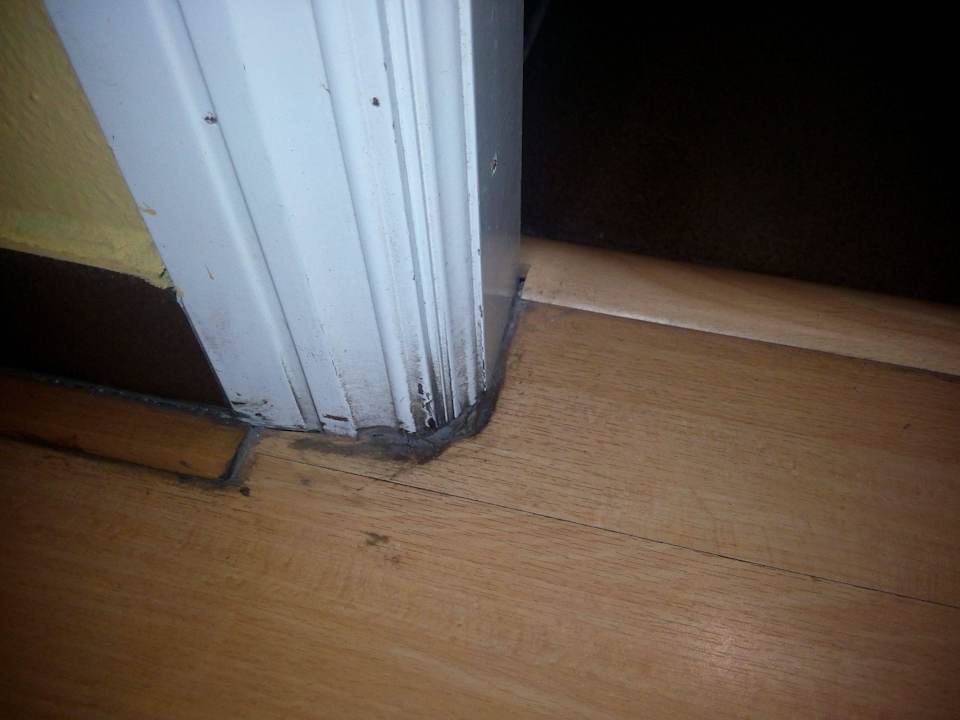 Marcos de la puerta sucios Hotel H2 Oviedo