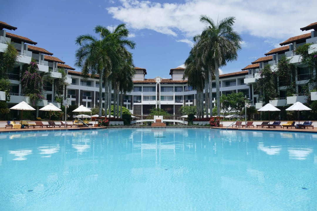 Hotelpool und Überblick Hotel Lanka Princess Ayurveda