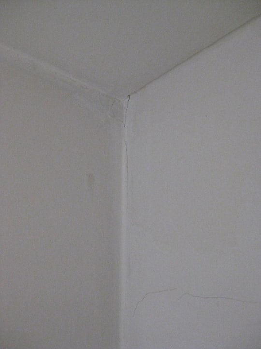 Sehr schlecht ausgebesserte Risse Lisi Family Hotel Reith bei Kitzbühel