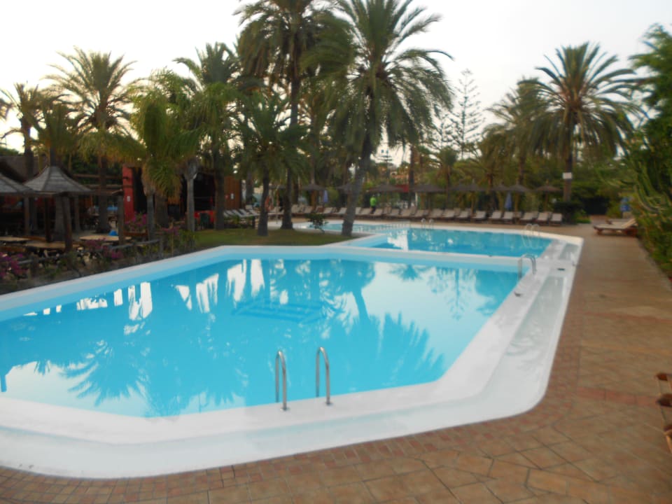 Pool HL Miraflor Suites Hotel