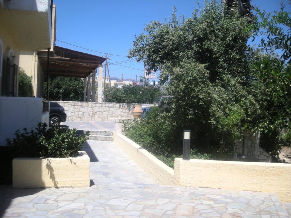 Wyjście z hotelu, na drugim planie wypożyczalnia  Lili Hotel