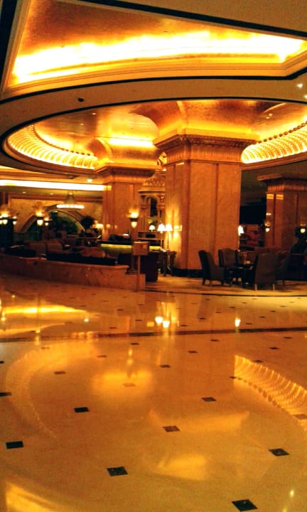 Eines von vielen Cafes Emirates Palace Mandarin Oriental