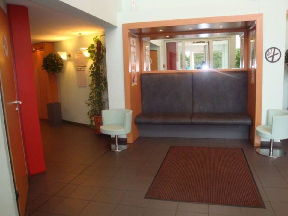 Eingangsbereich B&B Hotel Köln-Frechen