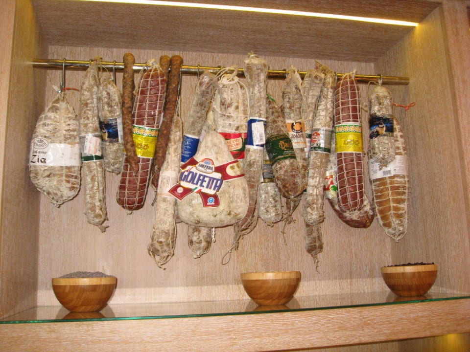 Würste etc. im gekühlten Frühstücksbereich Hyatt Regency Köln