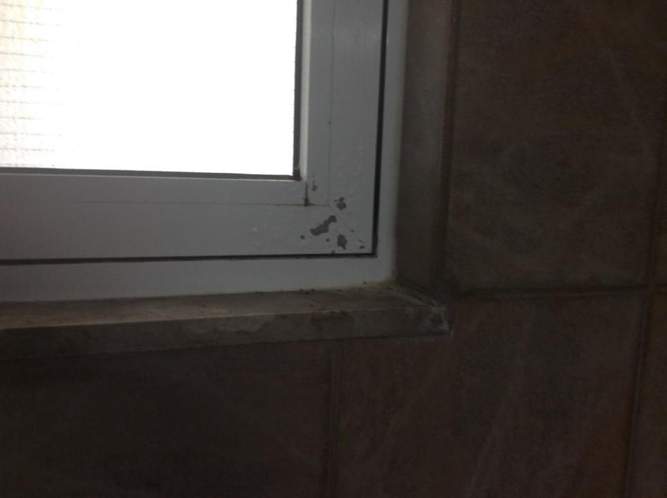 Badezimmer Fenster mit Rost und Schimmel Lindos Royal Resort