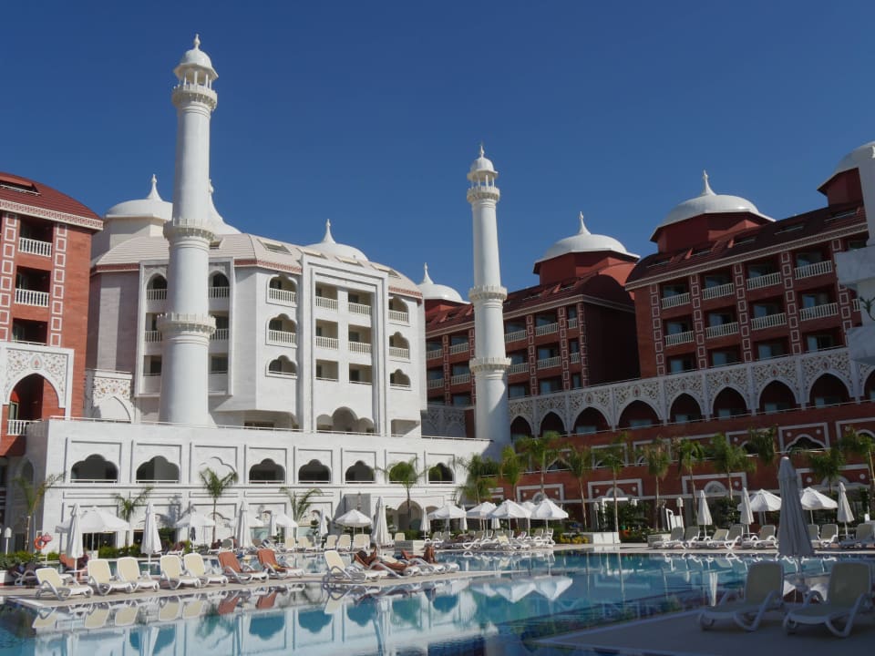 Blick auf das Royal Taj Mahal von der Strandseite Royal Taj Mahal Hotel