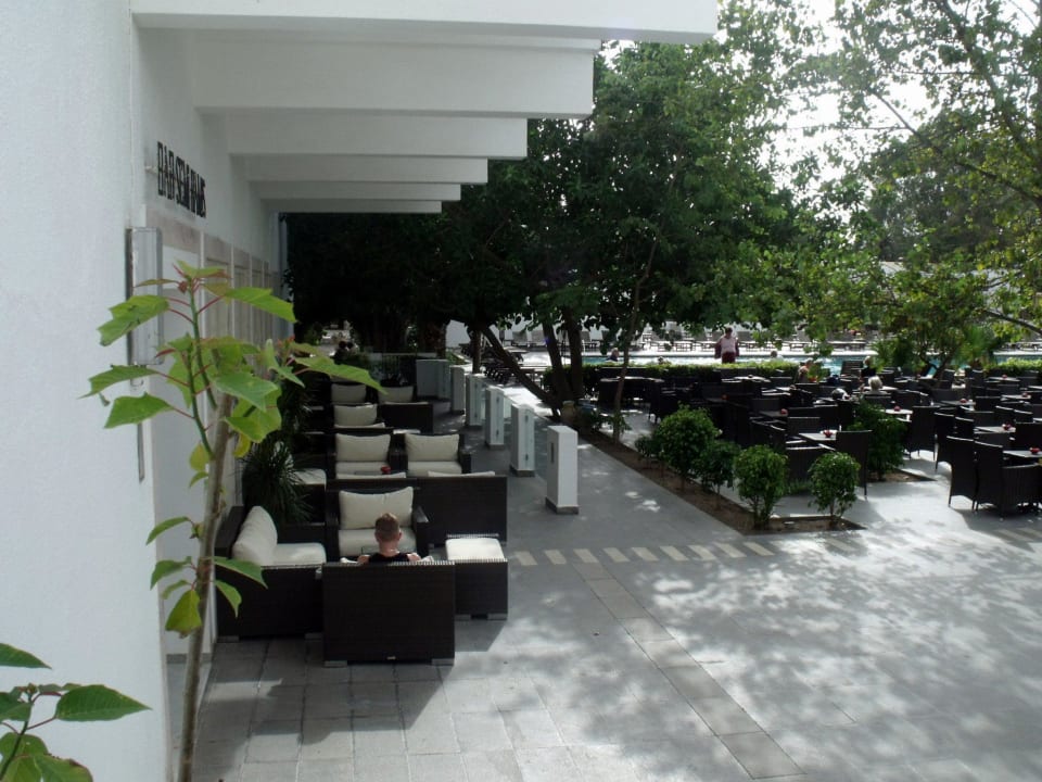 Sitzgruppe mit schwachem WLan The Orangers Beach Resort and Bungalows