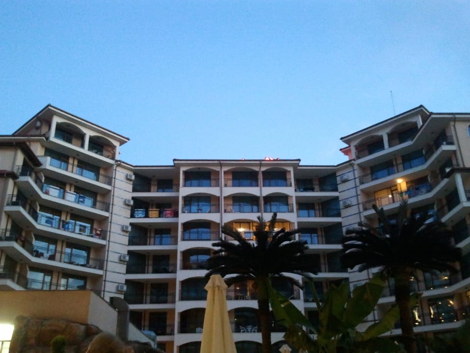 Eine Hälfte des Hotels Karolina Hotel
