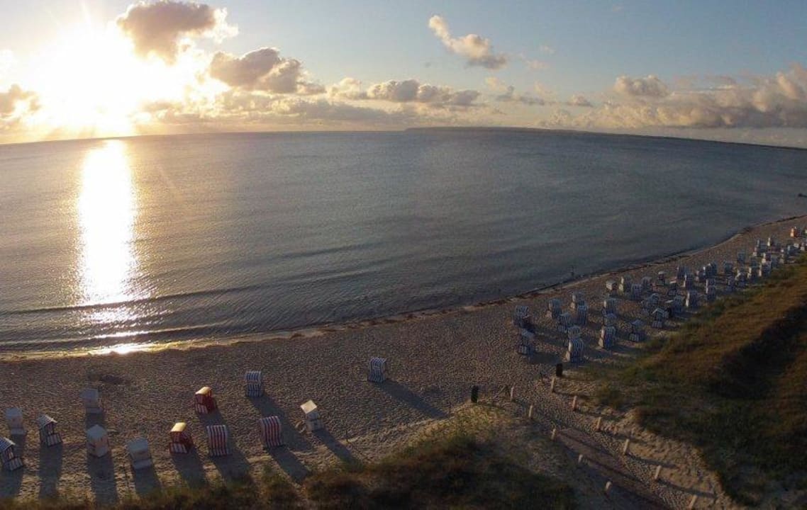 Strand vor dem Hotel bei Sonnenaufgang Strandhotel Dünenhaus