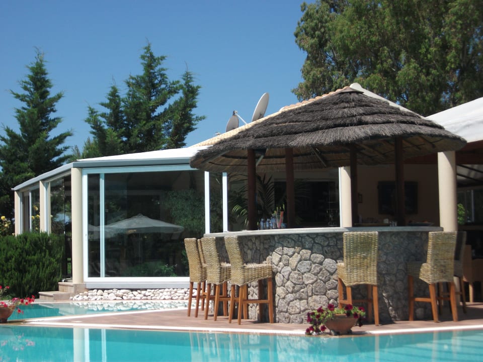Poolbar (Sicht vom Liegestuhl am Pool) Almyros Villas Resort