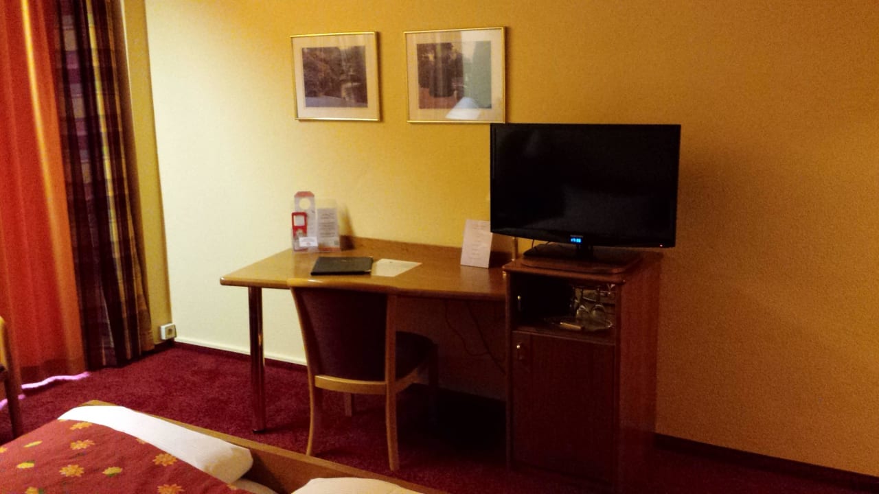 Schreibtisch / TV Hotel Kloster Hirsau