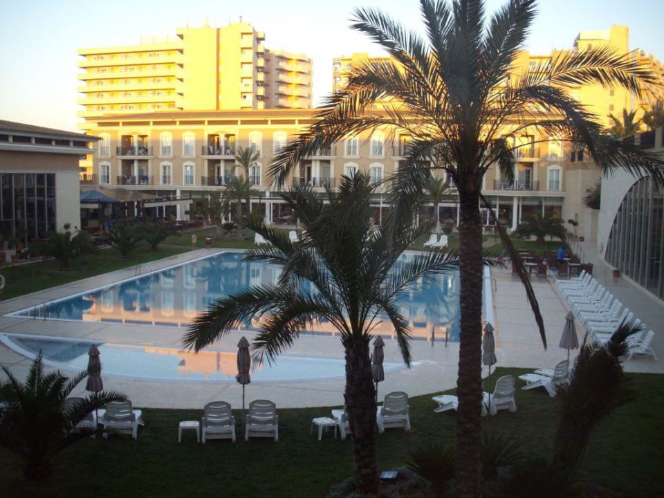 Blick auf Pool 08:00 Uhr morgens Grupotel Playa de Palma Suites & Spa