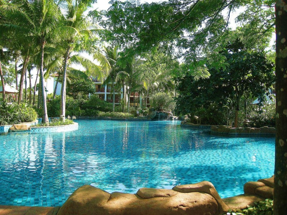 Бассейн Furama Resort Danang