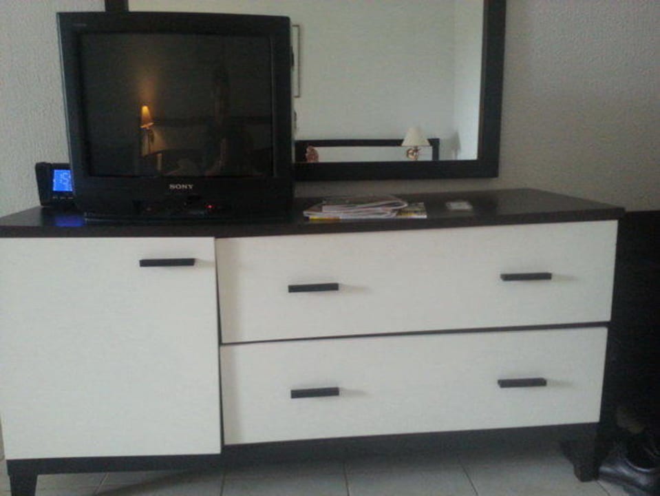 Kaputte Möbel im Superior-Zimmer Hotel El Mouradi Djerba Menzel