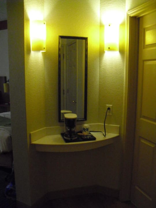 Spiegel vor Bad La Quinta Inn & Suites Durham Research Triangle Pk