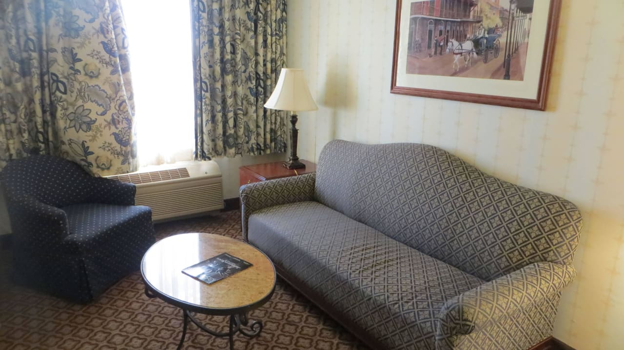 Couch und Tisch sind auch vorhanden The Orleans Hotel & Casino