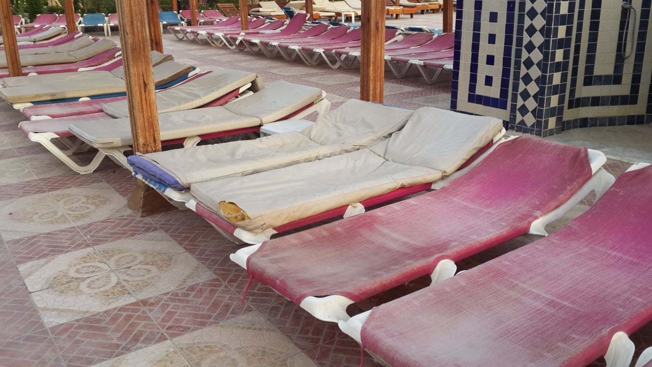 Вот такие новые лежаки есть у гостиницы Riviera Aqua Park Resort