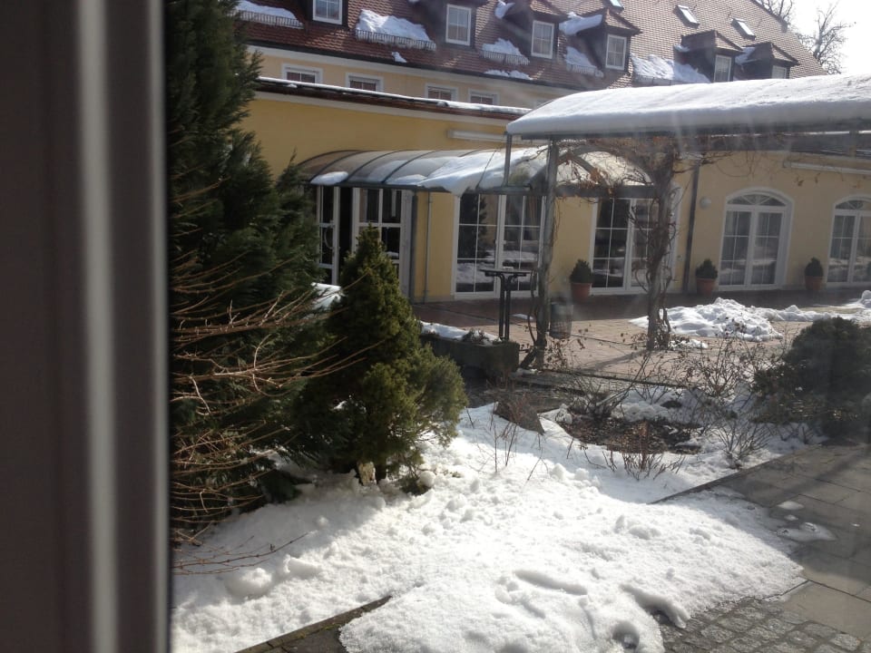 Übergang Haupthaus-Nebenhaus. Aussicht vom Fenster Hotel am Schlossberg