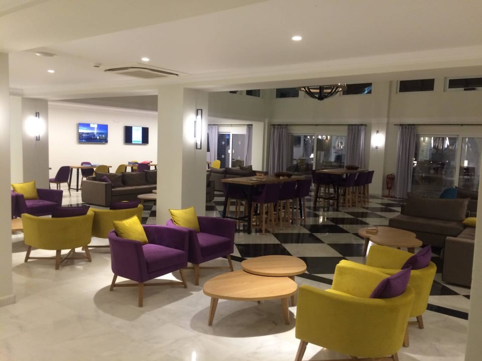 Aufenthaltsraum in der Lobby Anemos Luxury Grand Resort