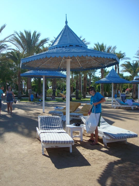 Strandliege und Schirm The Grand Hotel Hurghada