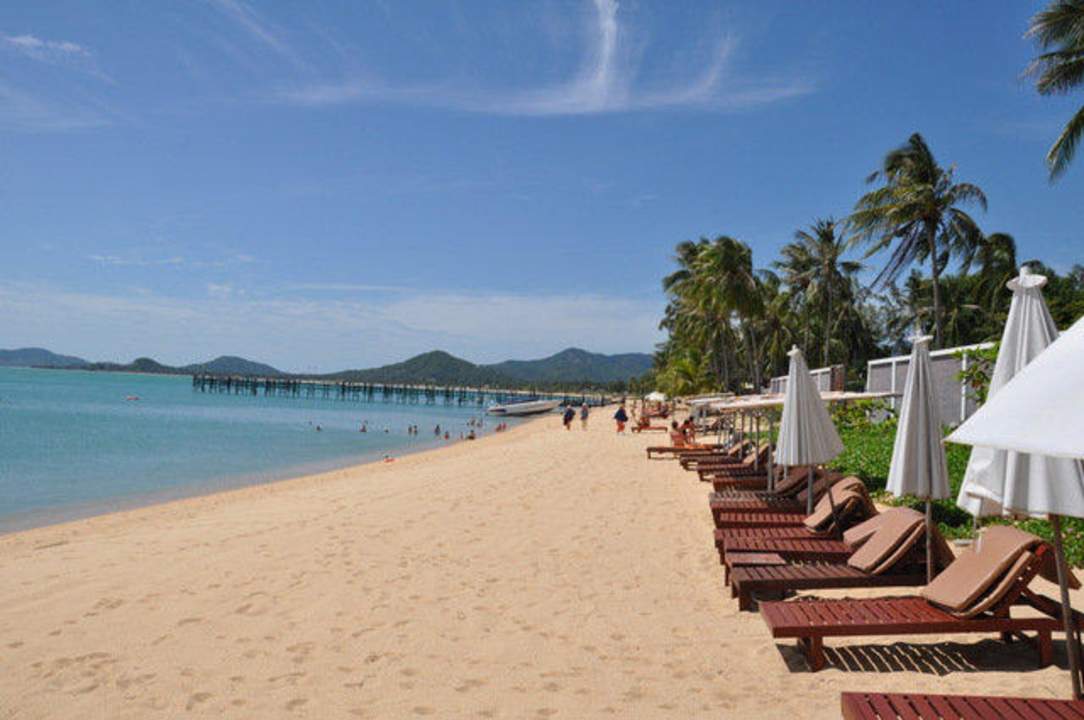 Strand mit Blick zum Pier Pinnacle Samui Resort
