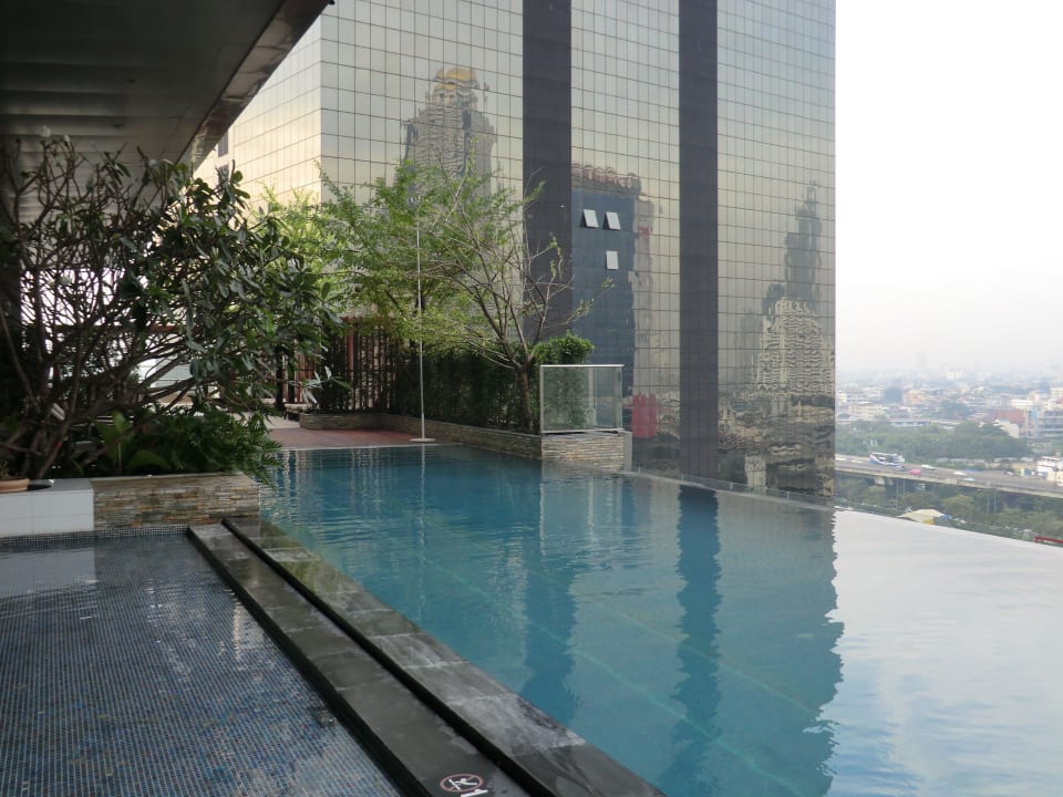 Der Pool in der 13. Etage Eastin Grand Hotel Sathorn
