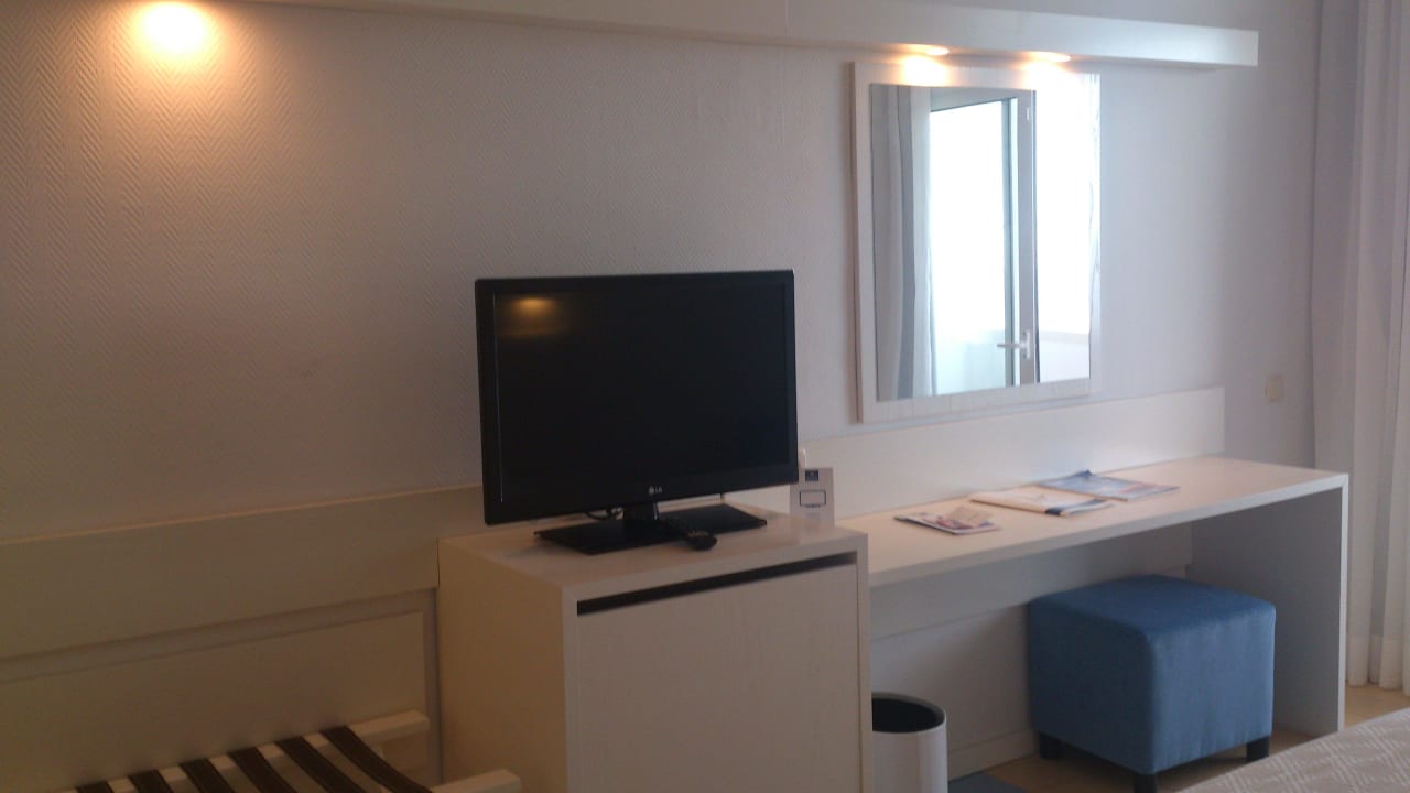 Телевизор, стол Iberostar Waves Bouganville Playa