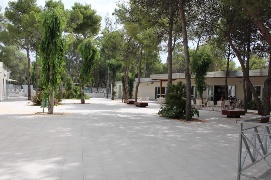Hotelanlage mit Bar und Pool Hotel Sira Resort