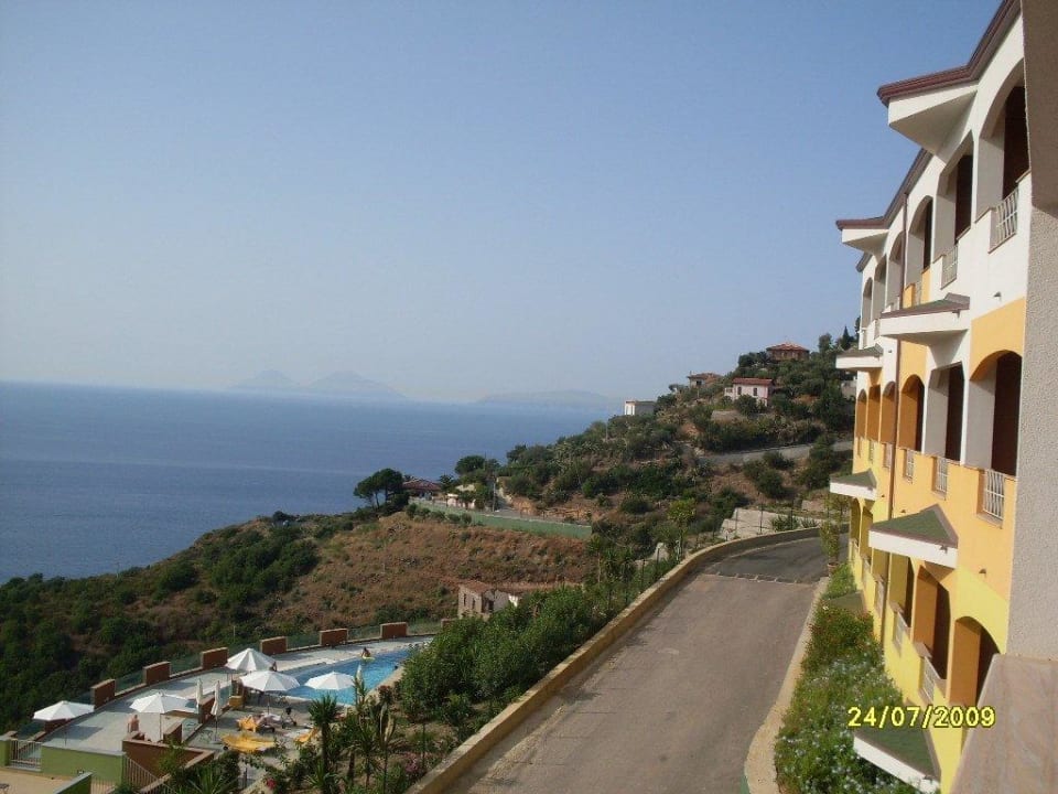 Blick vom Balkon nach rechts GH Hotel Avalon Sikani