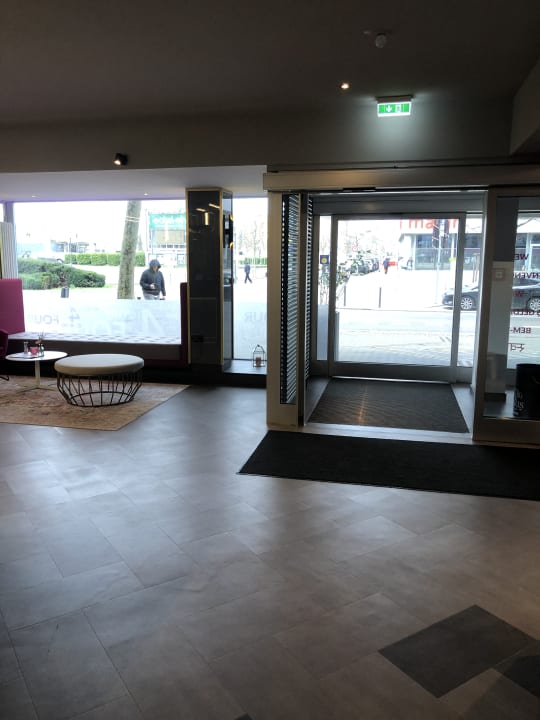 Lobby Premier Inn Saarbrücken City Centre