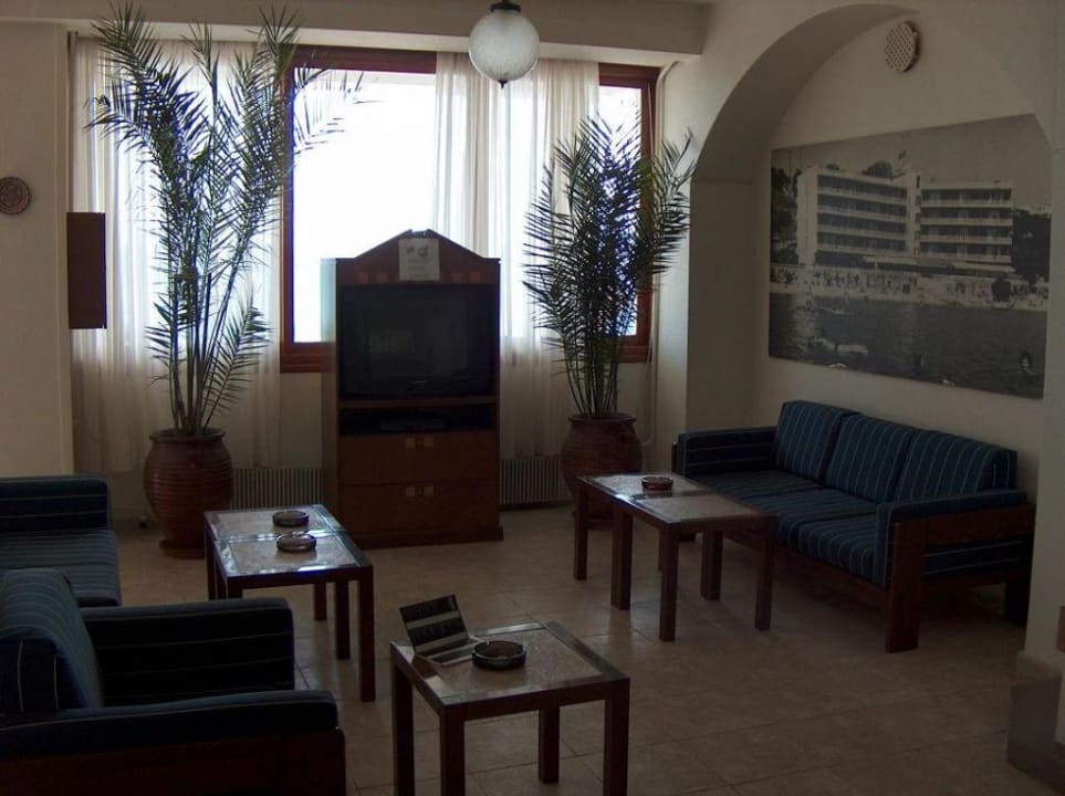 Lobby des Ammon Zeus mit Fernseher Ammon Zeus Luxury Beach Hotel