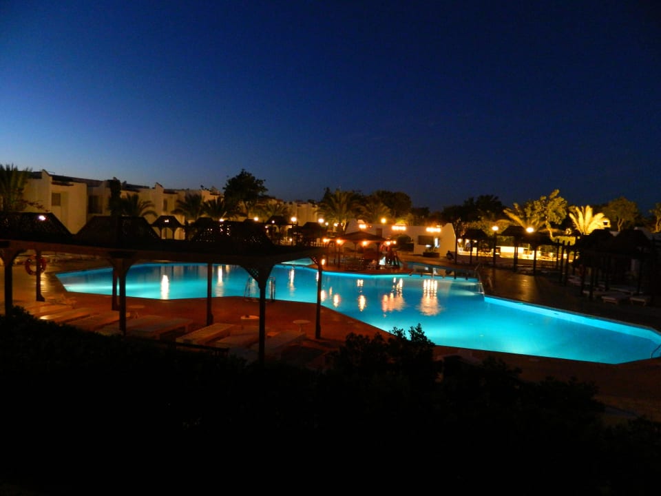 Pool am Abend Menaville Safaga