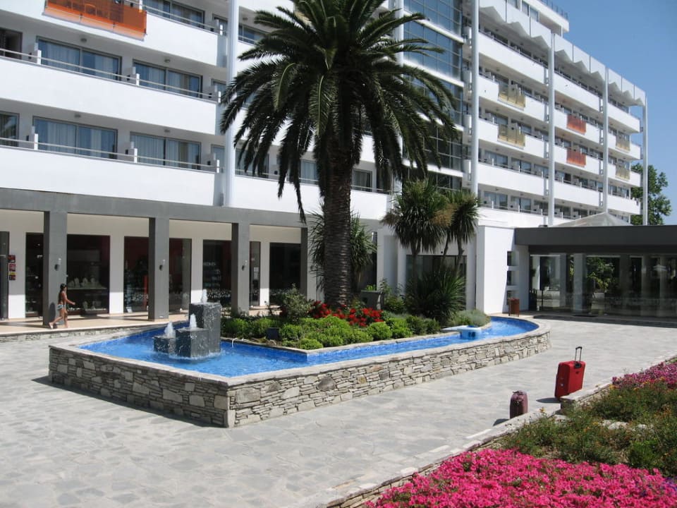 Przed wejściem Cronwell Platamon Resort