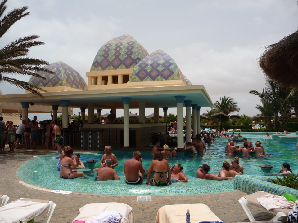 Betrieb an der Bar Hotel Riu Karamboa