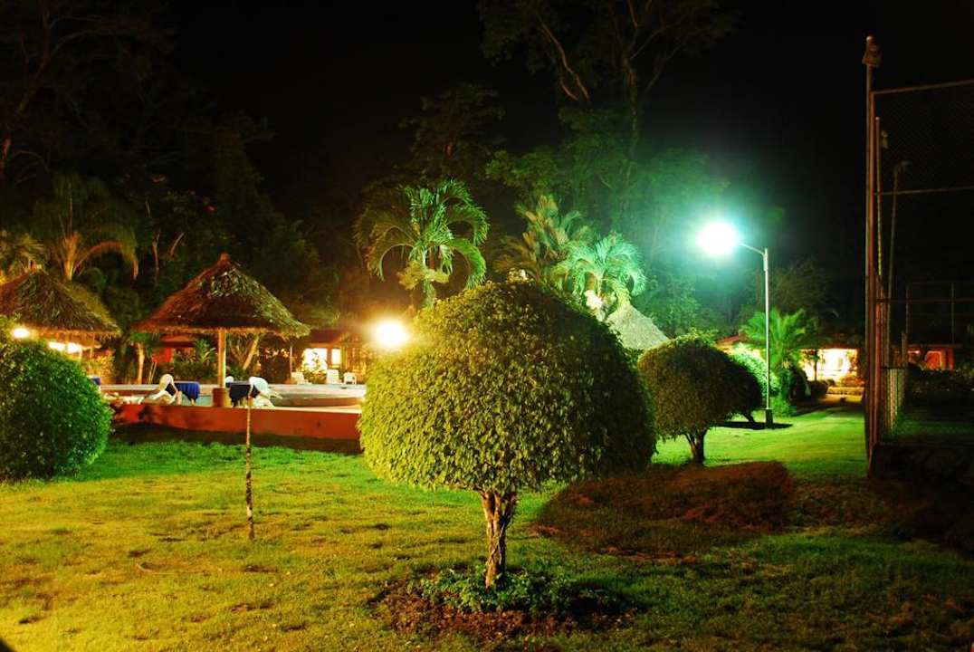 Garten bei Nacht Hotel Suerre Caribbean Beach