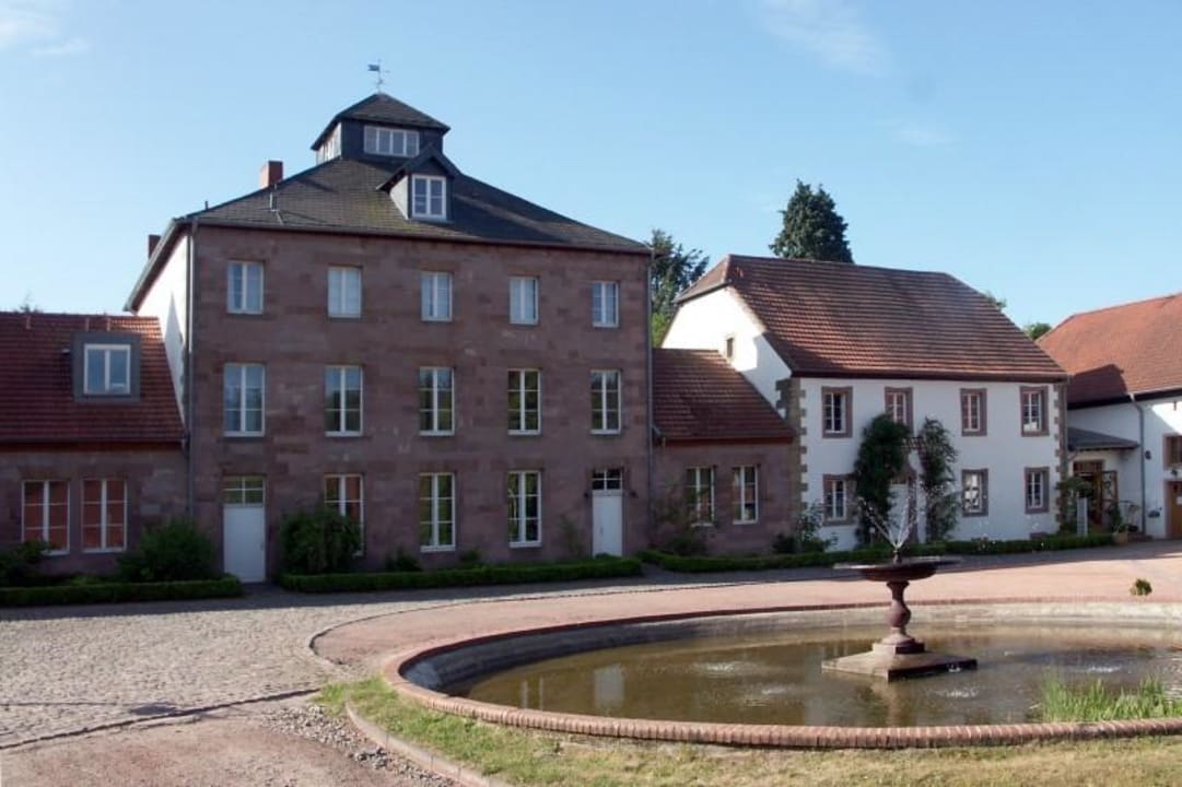 Hauptgebäude vom Innenhof aus Hotel Hofgut Imsbach