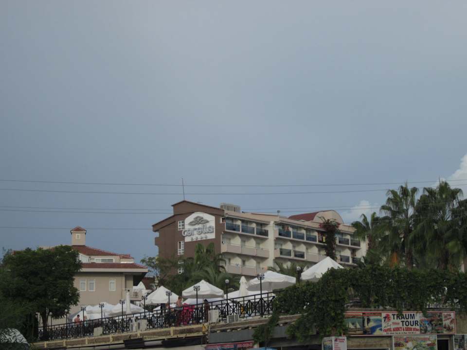 Blick vom Strandweg auf das Hotel Seaden Corolla Hotel