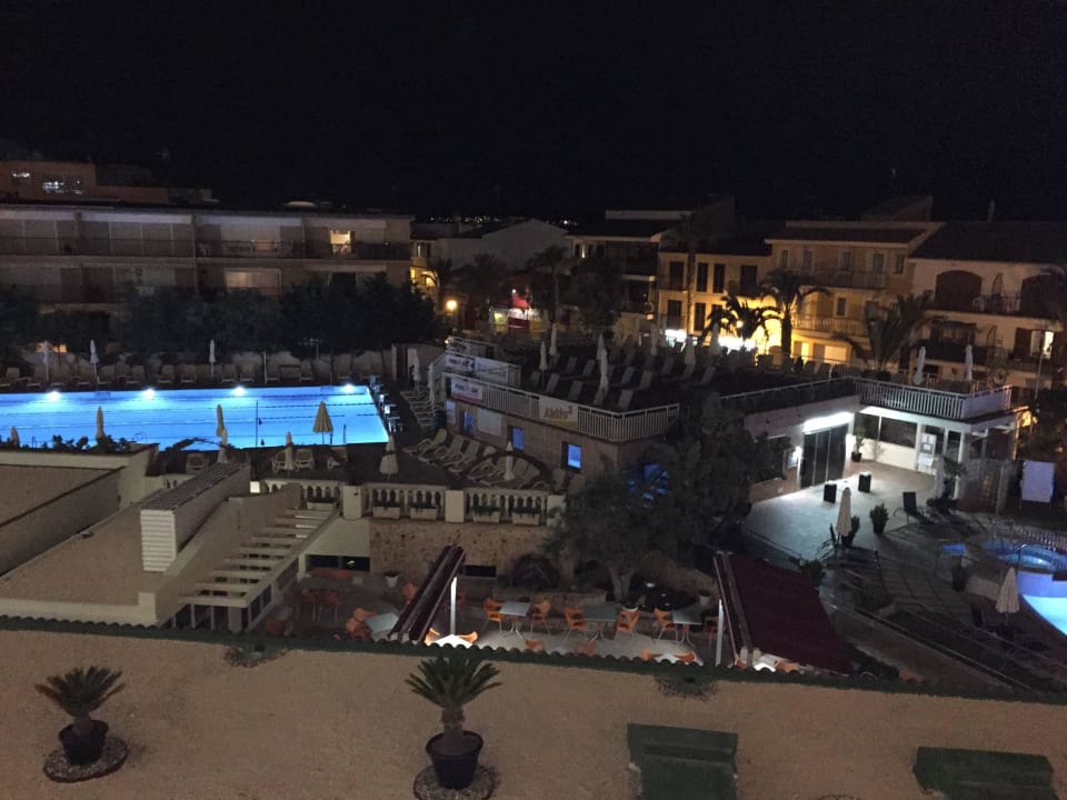 Abendblick auf die Aussenanlagen Caprice Janeiro Hotel & Spa